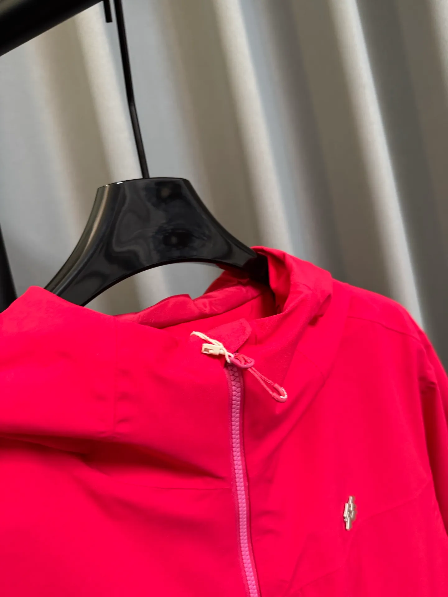 [Premium Reproduction] KOLON SPORT 26fw 2L Short Soft Shell Jacket Loose Waterproof Windproof Wear-Resistant Breathable Jacket (Rose Red) Developed by Original B The top version of this women's jacket is made of polyester fabric with waterproof, windproof, and Wear-Resistant properties. It is equipped with a waterproof zipper. The hood, cuffs, and hem are adjustable and the fit is loose. It is suitable for summer outdoor scenes and can also be used for daily commuting. It not only meets the needs of basic outdoor protection, but also has a dazzling color design, taking into account both practicality and appearance. It is suitable for women who pursue professional outdoor functions and value the dressing effect. It is positioned as a practical model that takes into account both outdoor and daily life. Look for the version. Size：xs/s/m/l/xl